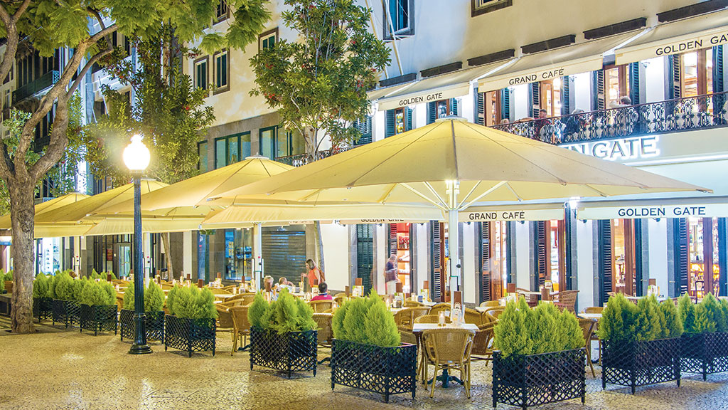 Der extra große Jumbrella XL für Hotel Terrassen und Gastronomie Außenbereiche Der extra große Jumbrella XL für Hotel Terrassen und Gastronomie Außenbereiche