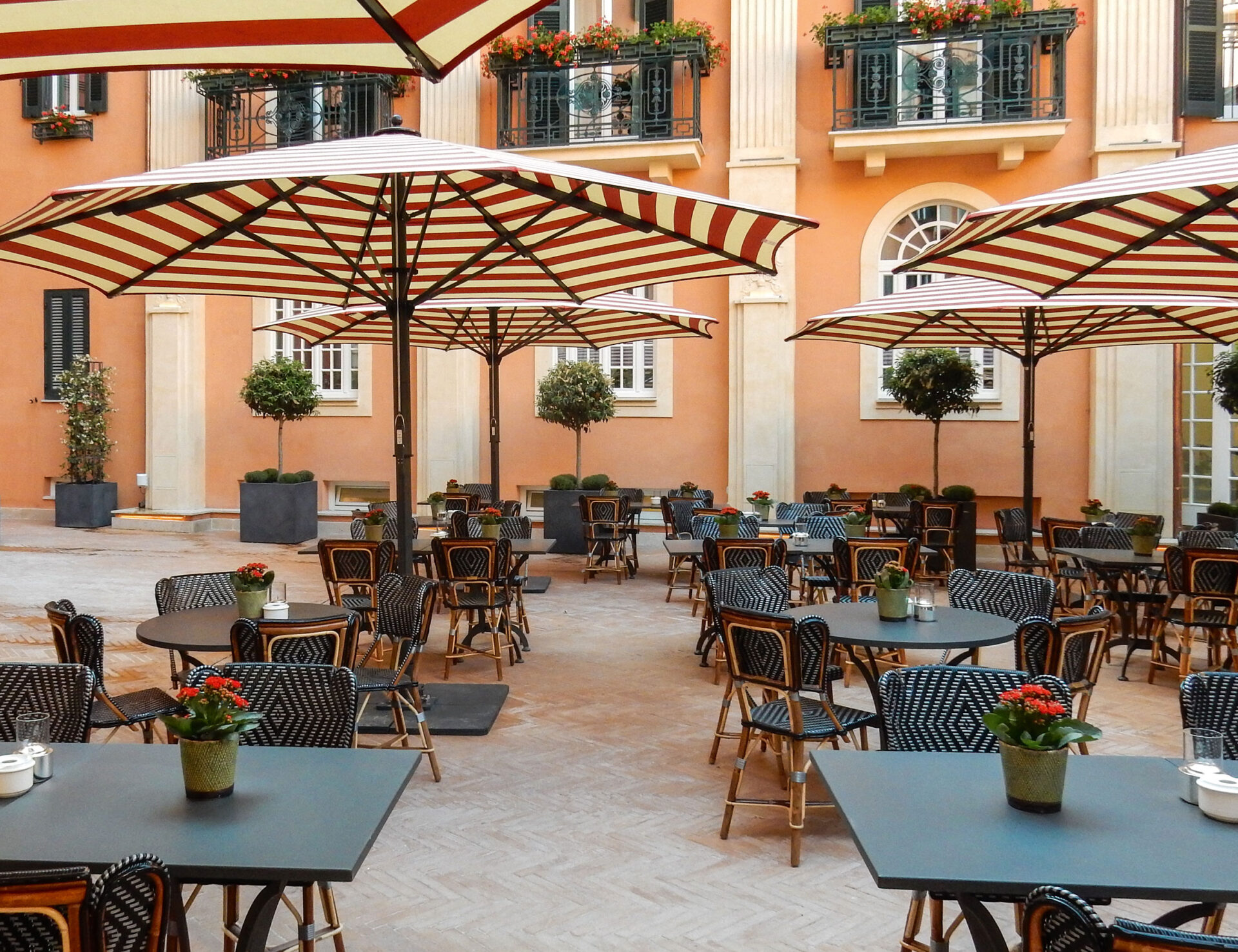 Jumbrella_S4 Gestreifte Bahama Jumbrella Sonnenschirme auf einer Restaurant Terrasse in Rom.