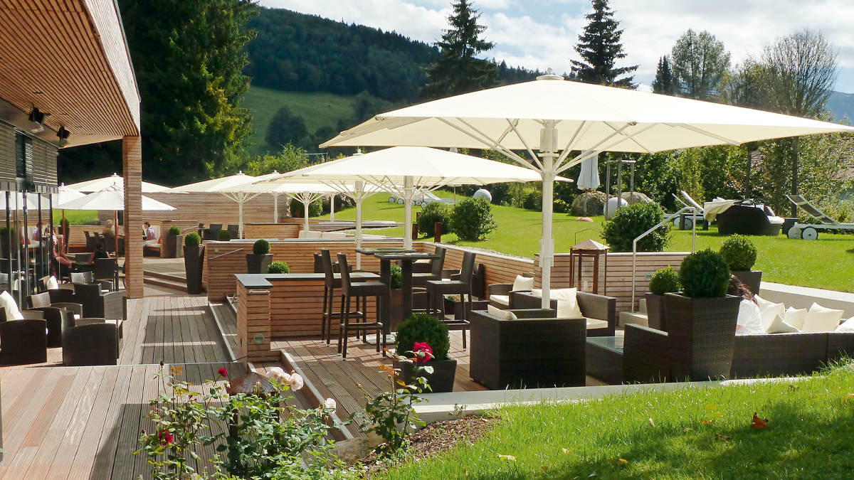 Bahama Jumbrella Sonnenschirme auf einer Hotel Terasse.