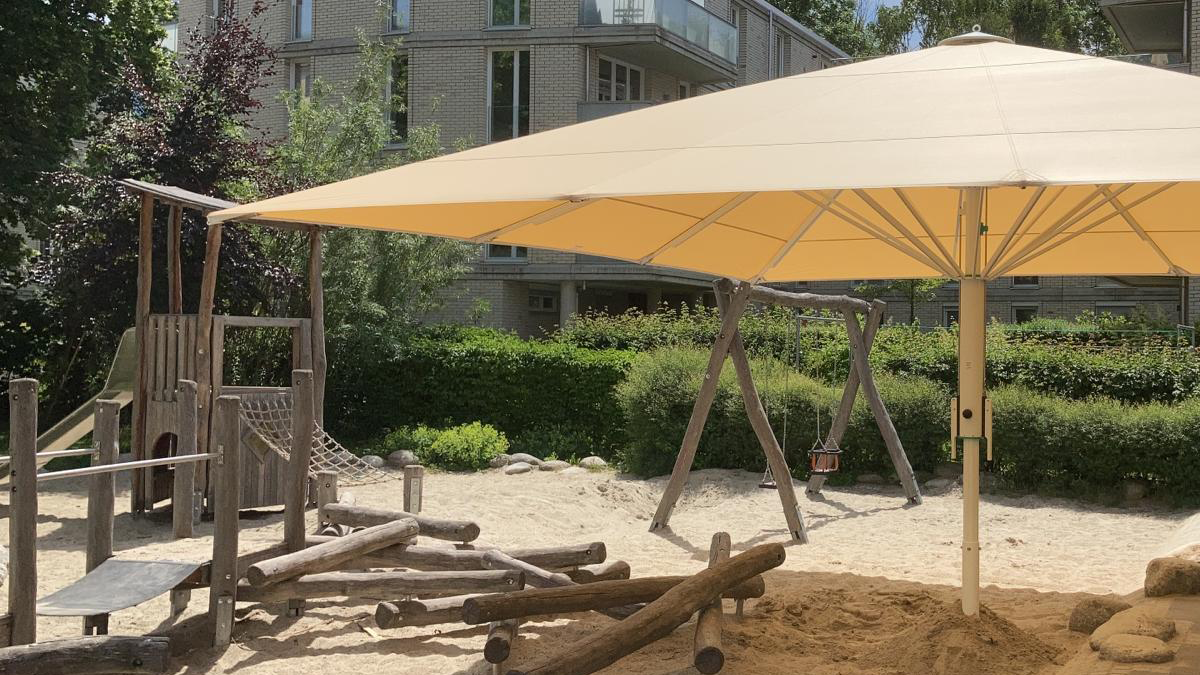 Bahama Jumbrella XL Sonnenschirm auf einem Spielplatz.
